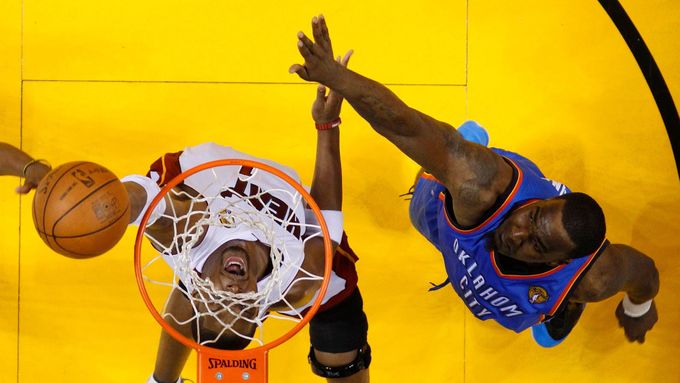 Chris Bosh (Miami Heat) a Kendrick Perkins (Oklahoma City Thunder) ve třetím zápase finále NBA