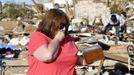 Kelli Kannady weeps after finding a box of photographs of her late husband in the rubble near what was her home in Moore, Oklahoma May 21, 2013. Rescuers went building to building in search of victims and thousands of survivors were homeless on Tuesday after a massive tornado tore through the Oklahoma City suburb of Moore, wiping out whole blocks of homes and killing at least 24 people. Kannady's husband was not killed during the tornado. REUTERS/Rick Wilking (UNITED STATES - Tags: DISASTER ENVIRONMENT) Published: Kvě. 22, 2013, 1:11 dop.