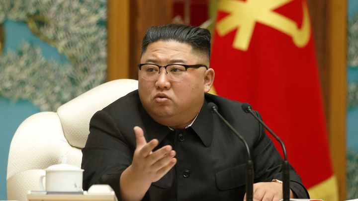 Kim je vzteklý a paranoidní. KLDR popravuje za nesmysly a chtěla ukrást vývoj vakcíny