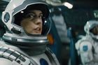 VIDEO Nolan vyšle v Interstellaru astronauty do černé díry