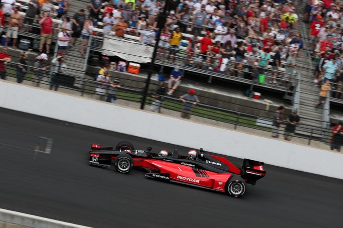 Mario Andretti pilotuje dvojsedadlovou formuli IndyCar