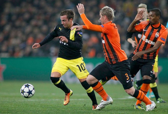 Liga mistrů: Šachtar Doněck - Borussia Dortmund: Tomáš Hübschman (uprostřed) a Fernandinho - Mario Götze