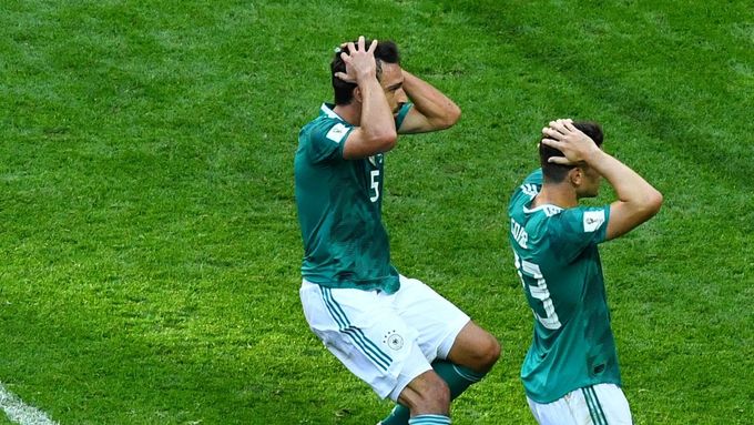 Němečtí hráči se drží za hlavy v závěru zápasu s Jižní Koreou.