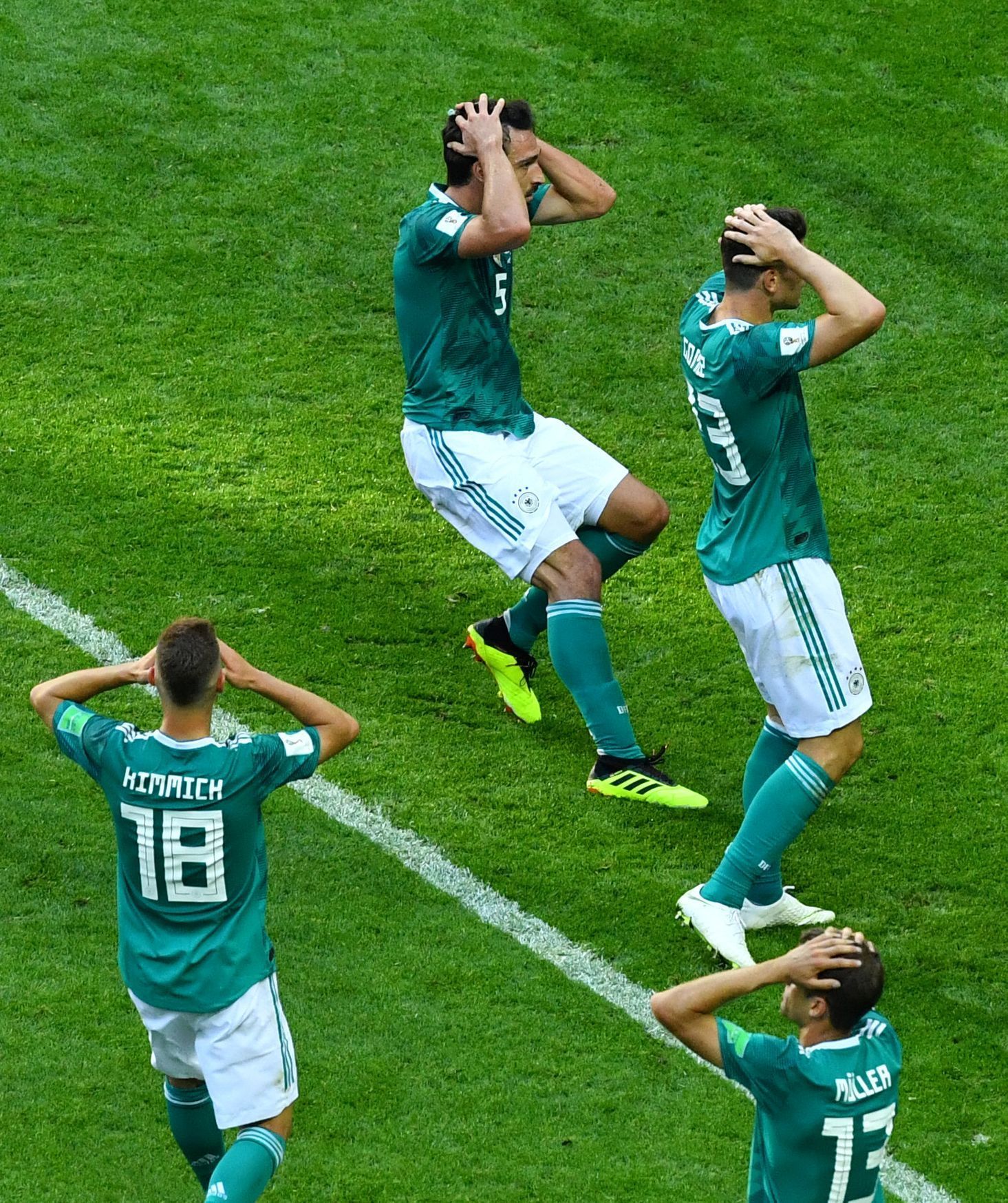 Němečtí hráči se drží za hlavy v závěru zápasu s Jižní Koreou.