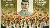 "Velkému příteli dětí - sláva velkému Stalinovi." Stalin s mladými pionýry různých národností, kteří salutují a mávají rudými vlajkami. Plakát z roku 1950.