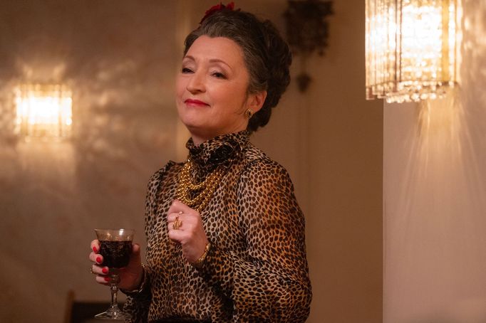 Lesley Manville jako Cynthia Winehouse.