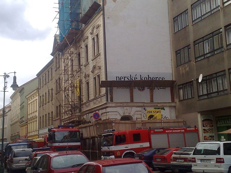 Částečně zřícený dům v pražské Soukenické ulici