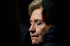 Clintonová se stáhla do ústraní. Republikáni nevylučují její další vyšetřování