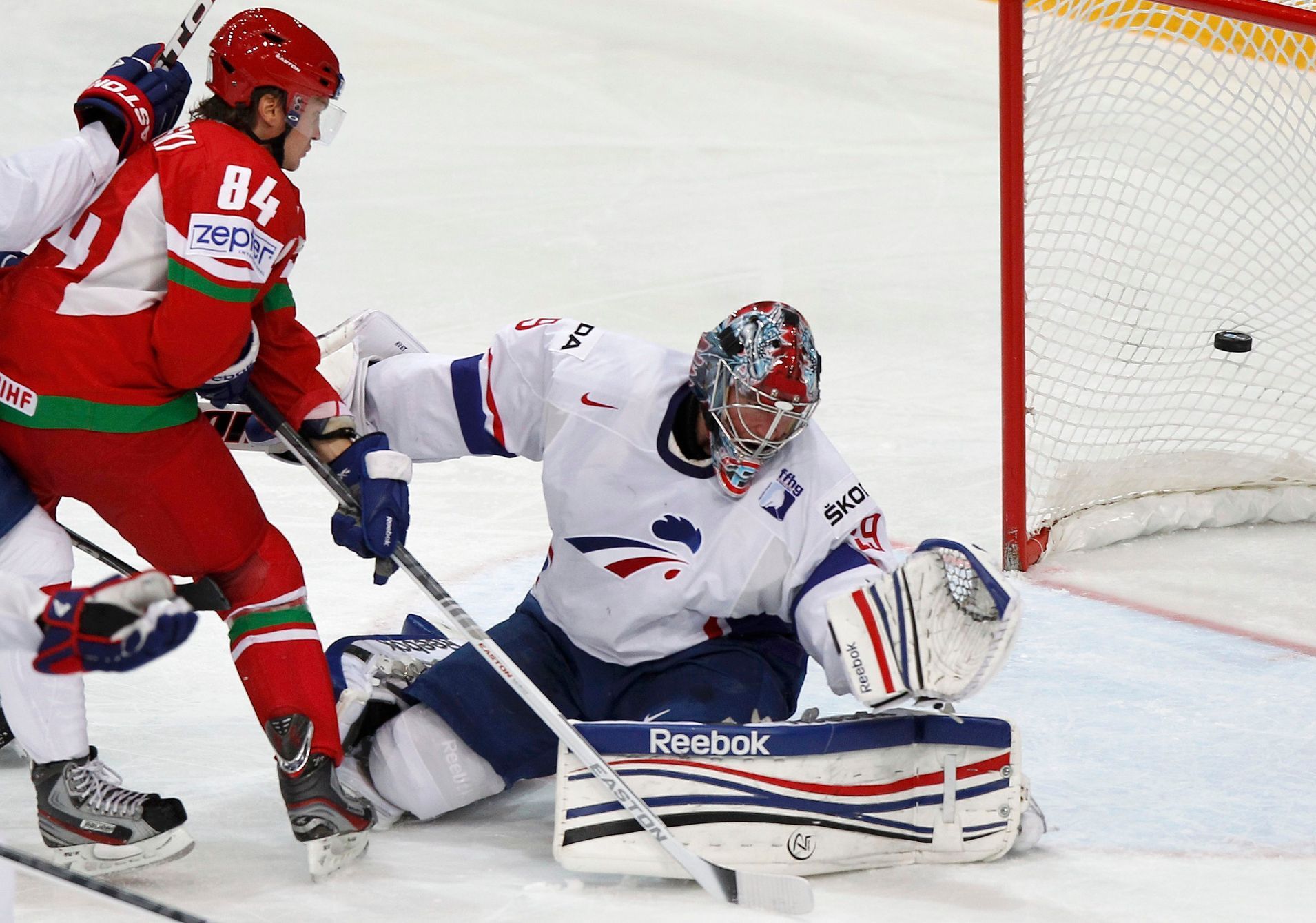 Kalužnyj střílí gól v zápase Francie - Bělorusko