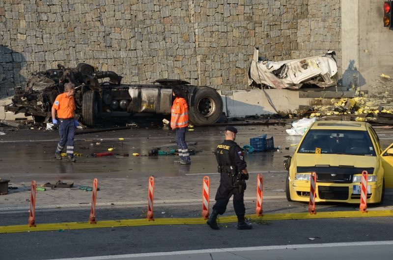 Nehoda kamionů na Pražském okruhu