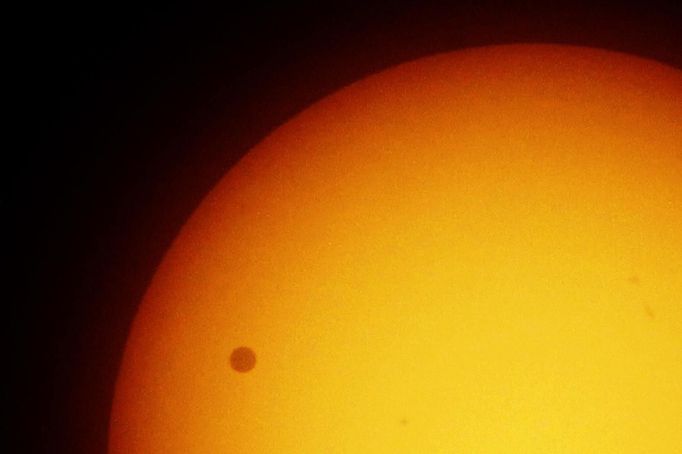 Planet Venus transits across the sun in Singapore June 6, 2012. The planet Venus made a slow transit across the face of the sun on Tuesday, the last such passing that will be visible from Earth for 105 years. REUTERS/Tim Chong (SINGAPORE - Tags: ENVIRONMENT SCIENCE TECHNOLOGY) Published: Čer. 6, 2012, 5:38 dop.