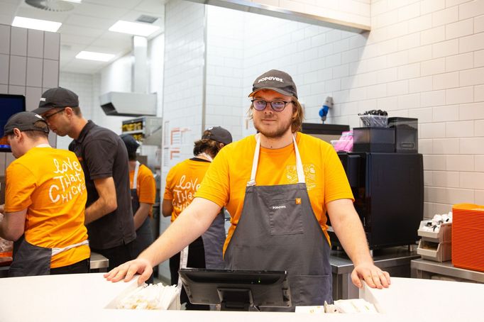 Otevření prvního amerického fastfoodového řetězce Popeyes v Česku, na Václavském náměstí, 3. 11. 2023.