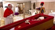 Vatikán – U otevřené rakve v rezidenci Santa Marta se zastavil čas. Kardinál Pietro Parolin stojí v tichém rozjímání u těla papeže Františka.
