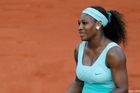 Americká tenistka Serena Williamsová poprvé v kariéře neprošla na grandslamu přes první kolo. Bývalá světová jednička dnes v Paříži na Roland Garros překvapivě prohrála s domácí Virginií Razzanovou 6:4, 6:7 a 3:6. Francouzka dohrávala přes tři hodiny trvající zápas v křečích a využila až osmý mečbol.