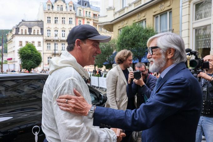 Herec Clive Owen a prezident festivalu Jiří Bartoška.