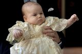 princ William se synem Georgem na křtinách