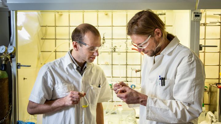 Nadace manželů Dvořákových podpoří mladé chemiky 200 miliony korun