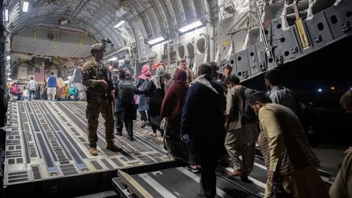 Lidé na kábulském letišti čekají na evakuaci.