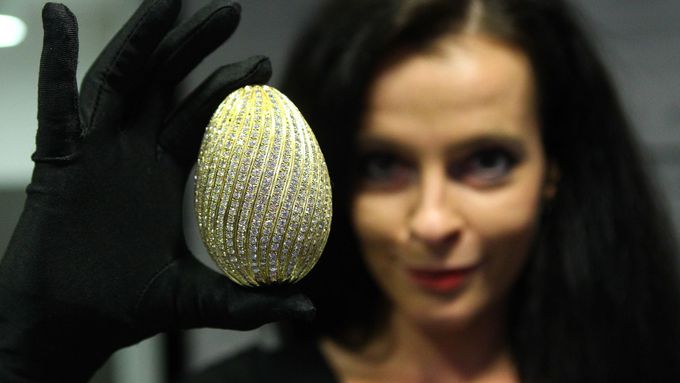 Foto: Výstava diamantů a šperků. Čeští boháči si na výstřednosti nepotrpí. Zahraniční kupci ano