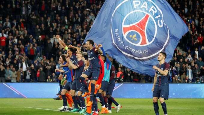 Fotbalisté týmu Paris St. Germain slaví po výhře nad Monakem jistotu francouzského titulu
