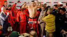 Ukrajinský boxer Vladimir Kličko při vážení před zápasem o tituly WBO, IBF, WBA a IBO s Polákem Mariuszem Wachem.