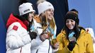 Anna Veithová, Ester Ledecká a Tina Weiratherová s medailemi za super-G na ZOH 2018