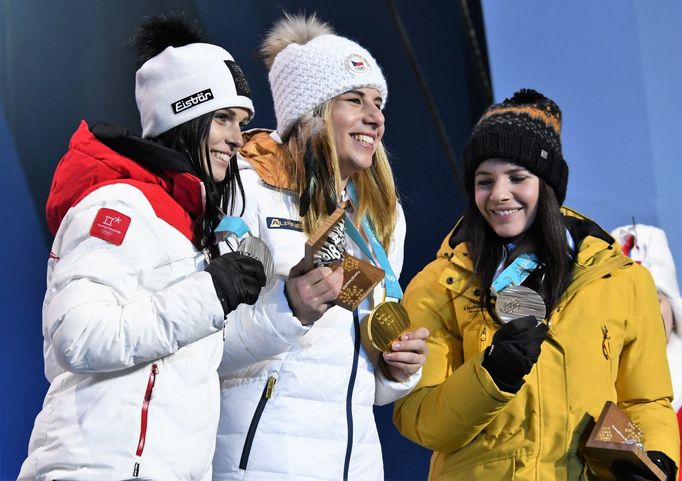 Anna Veithová, Ester Ledecká a Tina Weiratherová s medailemi za super-G na ZOH 2018