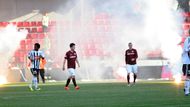 Ostatně utkání bylo kvůli výtržnostem fanoušků, jež několikrát naházeli světlice na hrací plochu, na několik minut přerušeno.