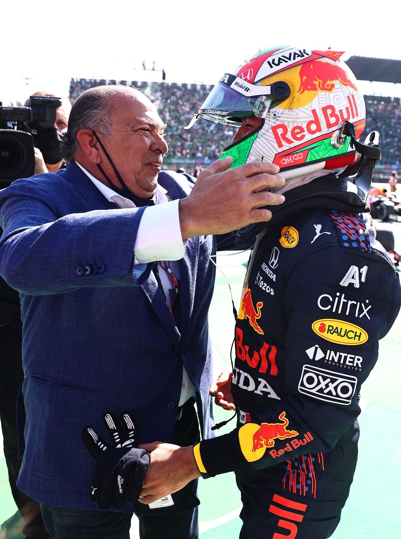 Sergio Pérez s otcem Antoniem Pérezem Garibayem po VC Mexika formule 1 2021