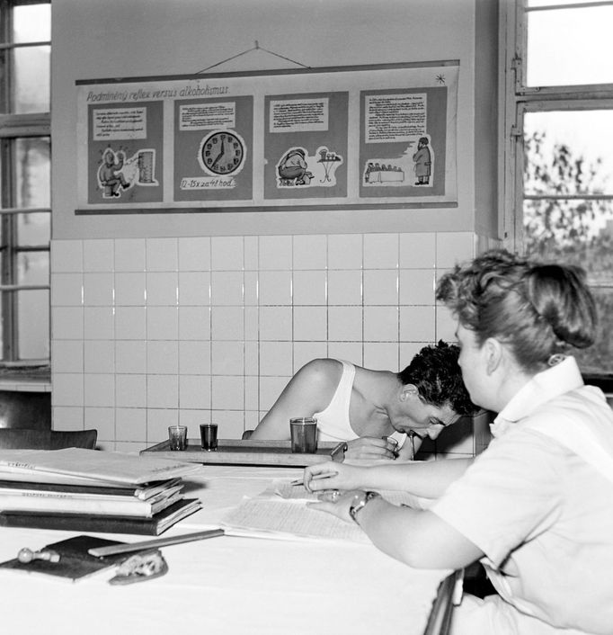 Záběry z protialkoholické léčby v nemocnici U Apolináře v Praze. Fotografie z roku 1962.