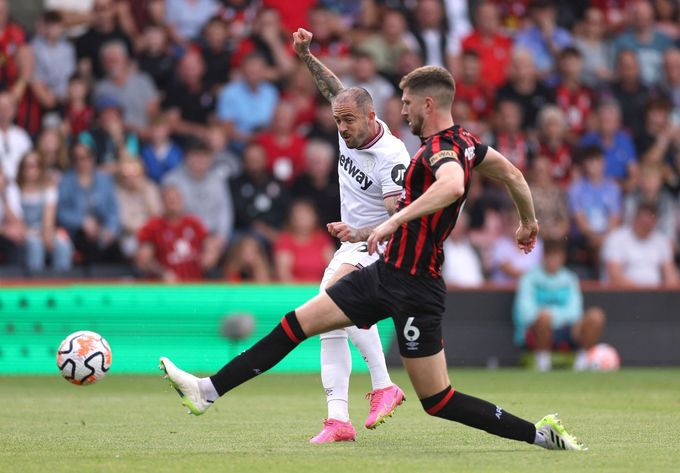 Danny Ings (v bílém) z West Hamu pálí na branku Bournemouthu