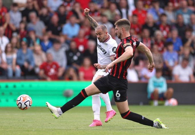 Danny Ings (v bílém) z West Hamu pálí na branku Bournemouthu