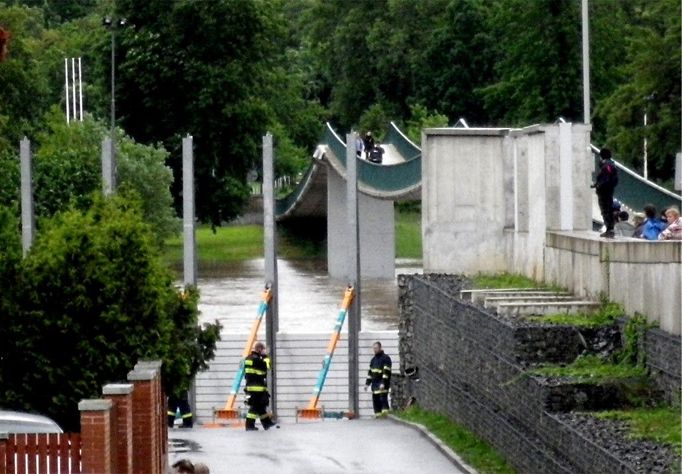 Stavba protipovodňových stěn u mostu v pražské Troji.