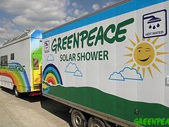 Pojízdné solární sprchy Greenpeace
