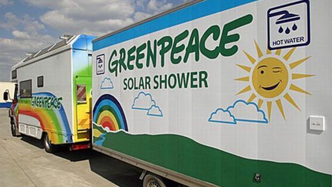 Pojízdné solární sprchy Greenpeace