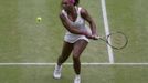 Americká tenistka Serena Williamsová ve finále Wimbledonu 2012 v utkání s Polkou Agnieszkou Radwaňskou.