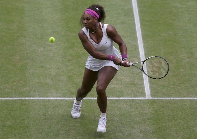 Americká tenistka Serena Williamsová ve finále Wimbledonu 2012 v utkání s Polkou Agnieszkou Radwaňskou.