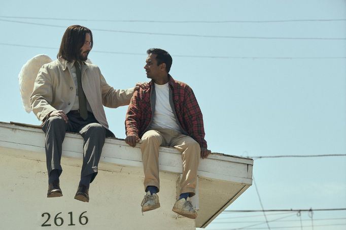 Aziz Ansari jako Arij a Keanu Reeves jako anděl ve filmu Boží úlet.