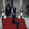 Jacques Chirac vítá Nicolase Sarkozyho