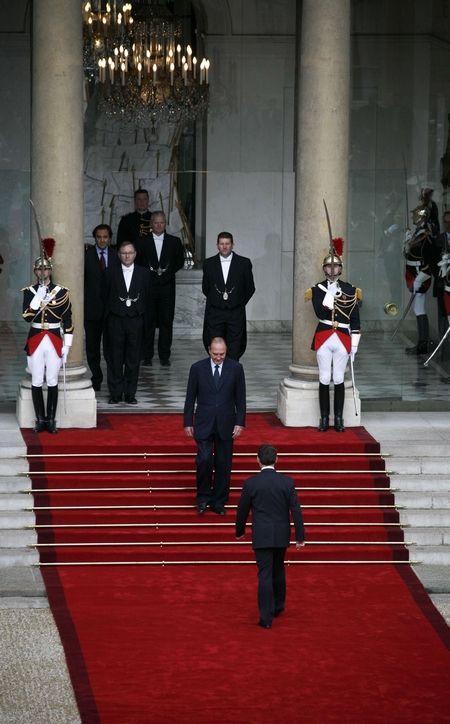 Jacques Chirac vítá Nicolase Sarkozyho
