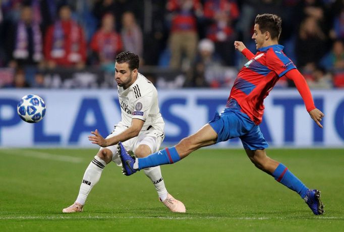 Nacho Monreal a Aleš Čermák v zápase Plzeň - Real Madrid.