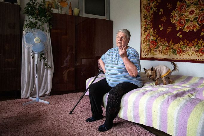 Larisa Leščenková a její pes Bublík. Bydlí v obci Marhanec na břehu řeky Dněpr. Její dům Rusové zasáhli ostřelováním, stojí nedaleko vojenské správy města.
