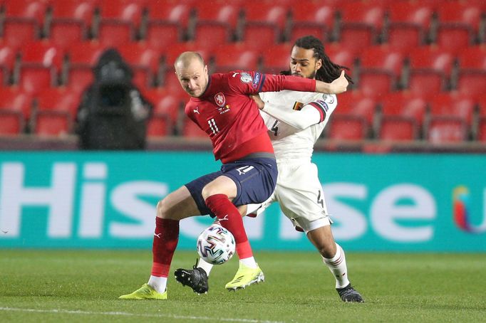 Michael Krmenčík a Jason Denayer v zápase kvalifikace MS 2022 Česko - Belgie