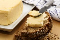 Stoupá počet Čechů, kteří přestávají kupovat máslo. Mění ho za margarín