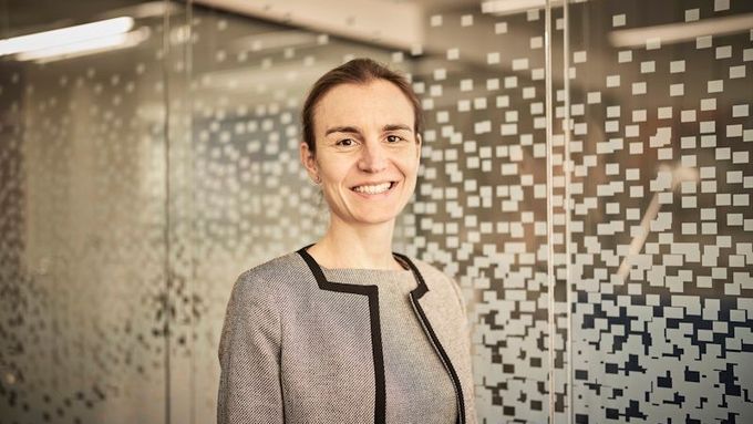 Vedoucí kanceláře Evropské Investiční Banky (EIB) v ČR Gabriela Mates pózuje během rozhovoru 29. října v Praze.