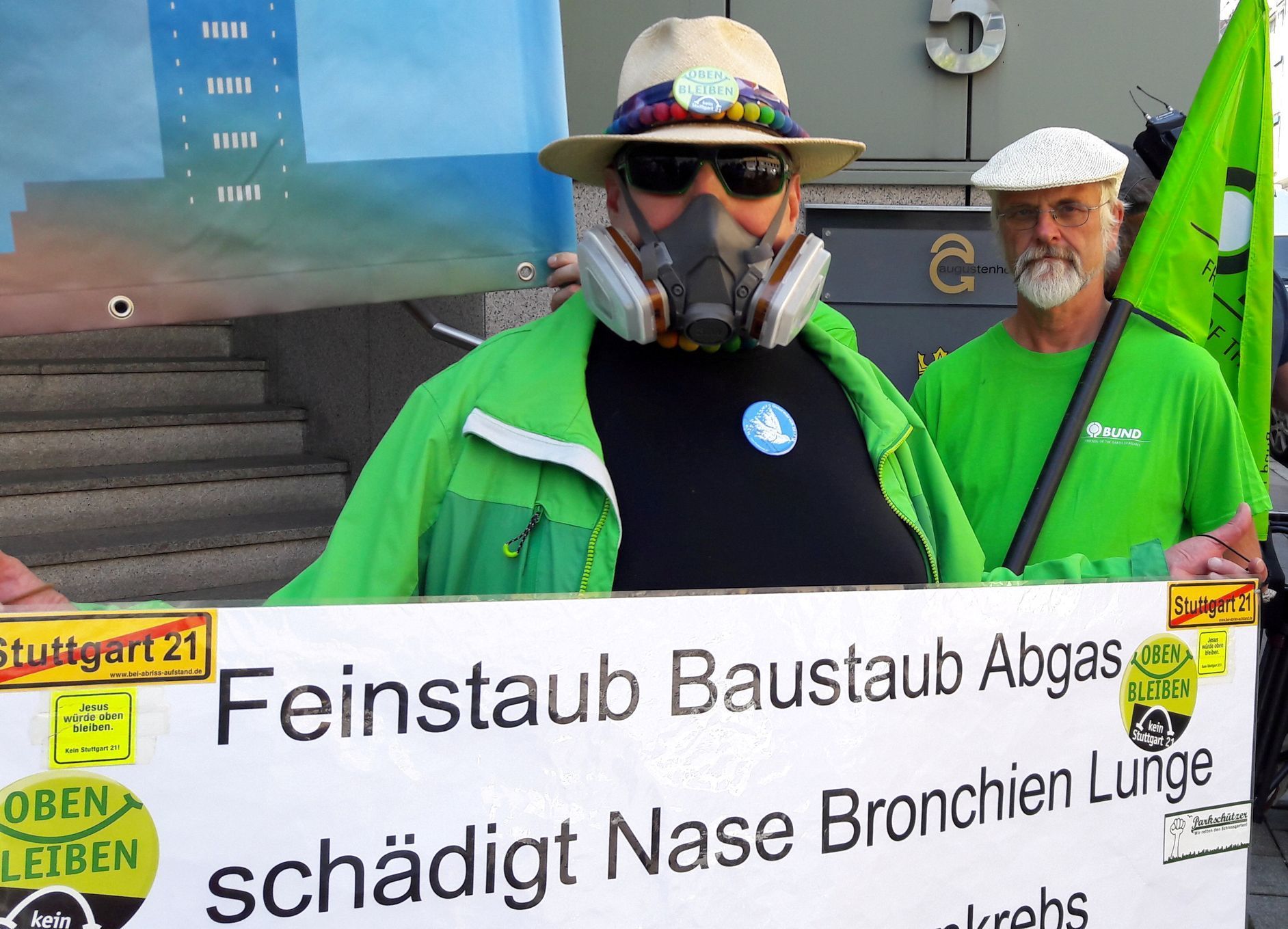 Demonstrant ve Stuttgartu protestující proti znečistění životního prostředí ve městě.
