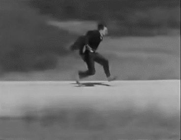 9/12| Fotogalerie: Žít jako kaskadér / Zákaz použití ve článcích!!! / Němé filmy / Buster Keaton podbíhá auto