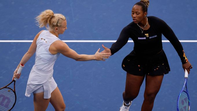 Kateřina Siniaková a Taylor Townsendová v semifinále deblu