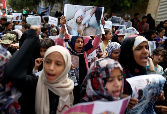 Dívky demonstrují v Saná před sídlem OSN kvůli náletům v Jemenu.