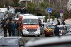Tři děti zemřely u školy. Francie hledá černého střelce